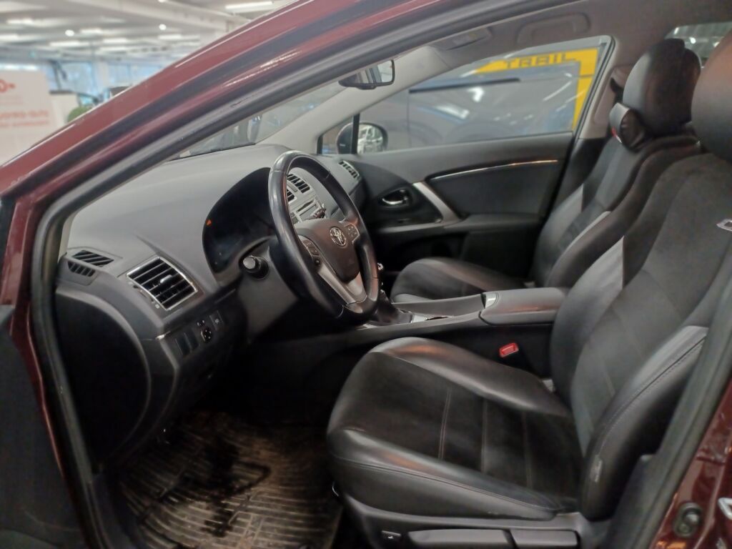 Toyota Avensis 2015 Punainen