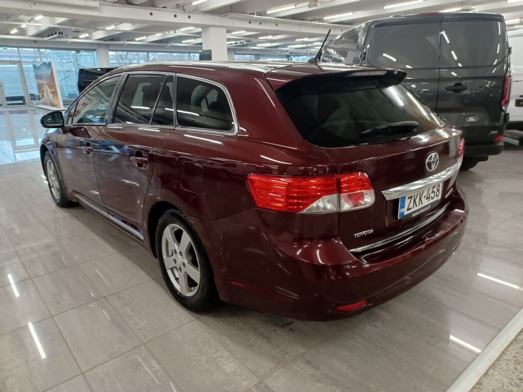 Toyota Avensis 2015 Punainen