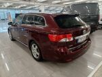 Toyota Avensis 2015 Punainen
