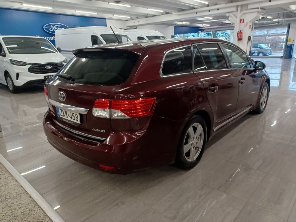 Toyota Avensis 2015 Punainen