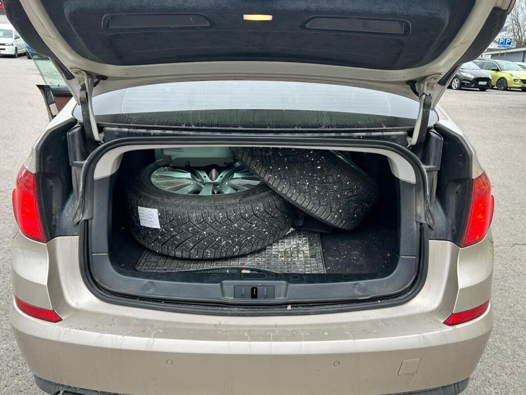 BMW 530 2011 Met. Ruskea (beige)