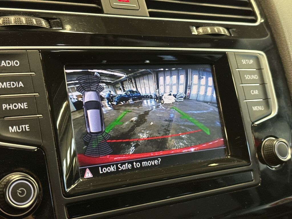 Volkswagen Golf 2015 Punainen