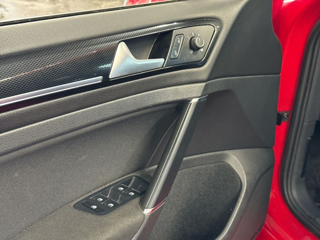 Volkswagen Golf 2015 Punainen