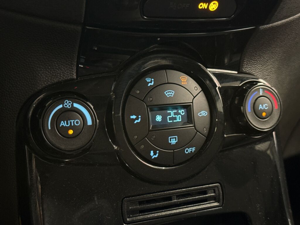 Ford Fiesta 2015 Punainen