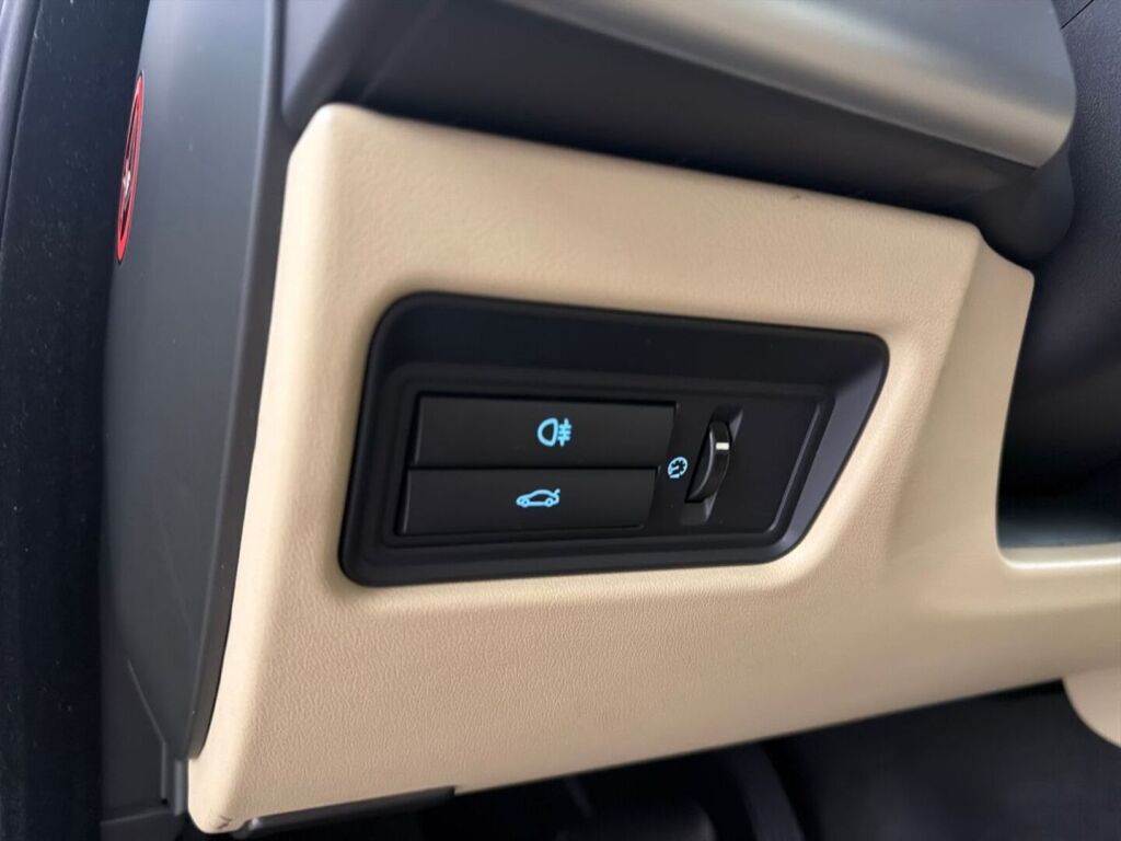 Jaguar XF 2016 Musta