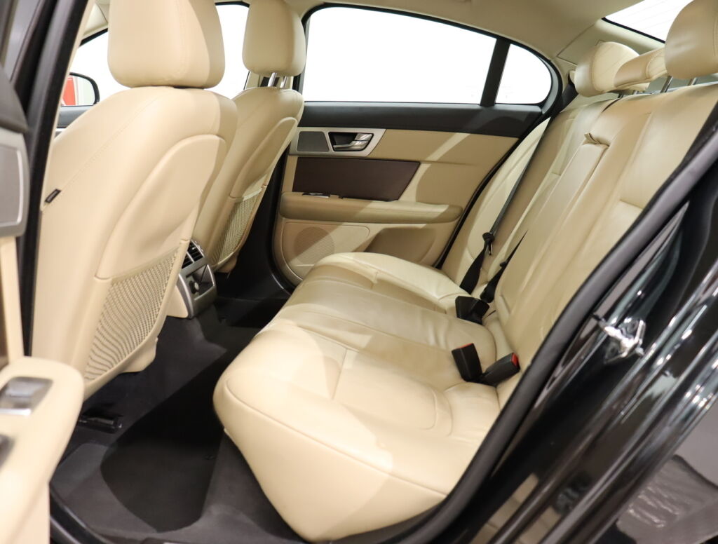 Jaguar XF 2016 Musta