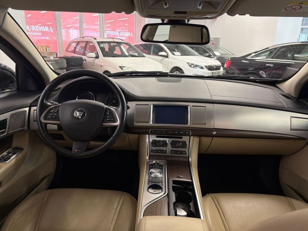 Jaguar XF 2016 Musta