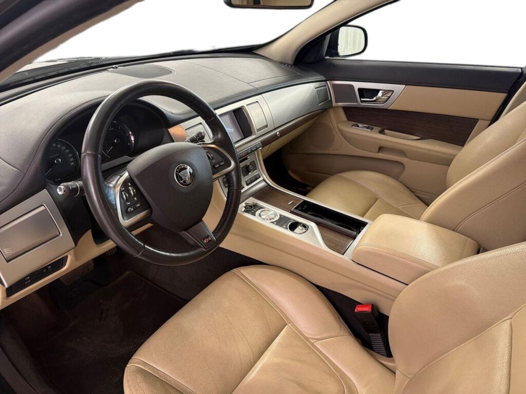 Jaguar XF 2016 Musta