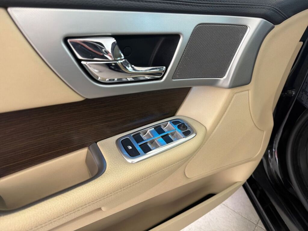 Jaguar XF 2016 Musta