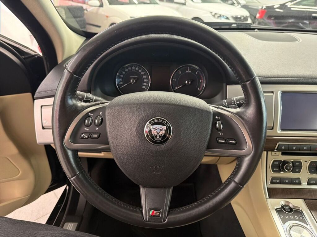 Jaguar XF 2016 Musta
