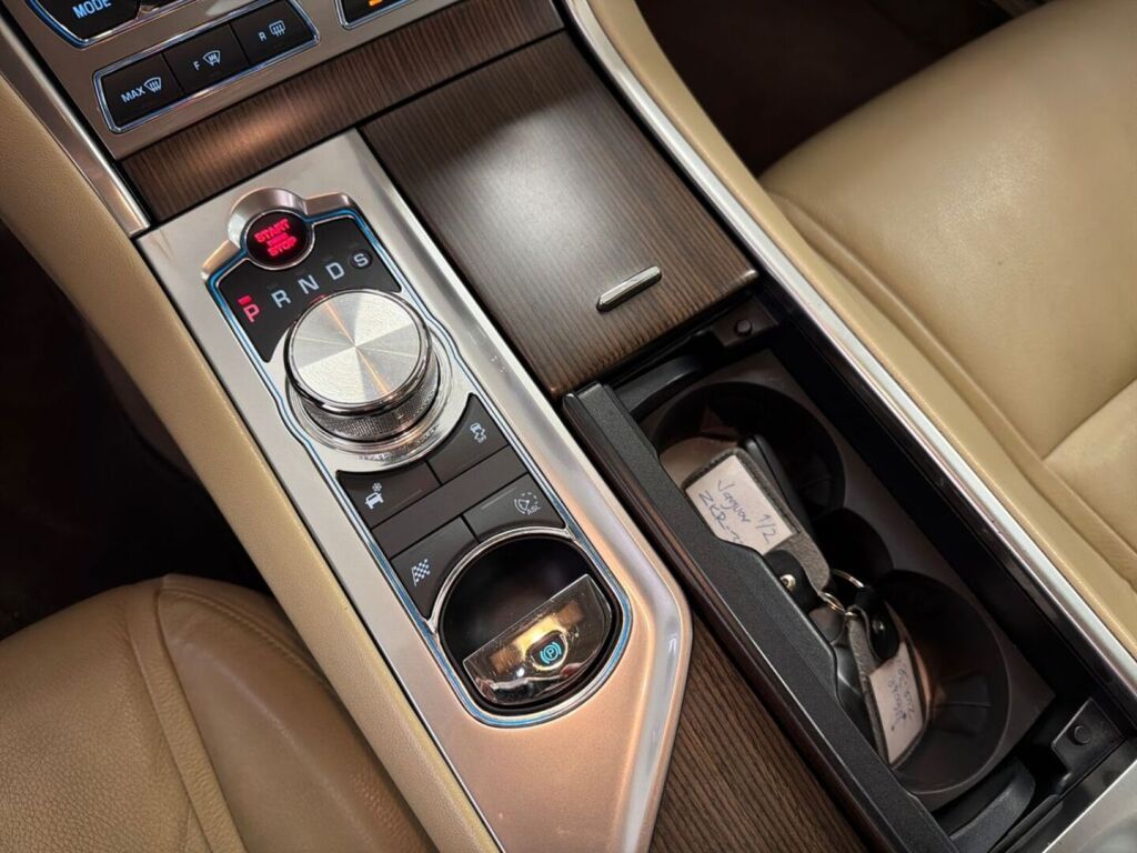Jaguar XF 2016 Musta