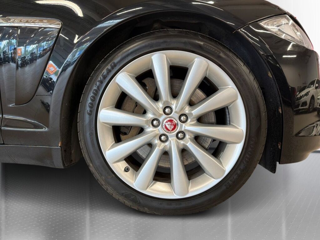 Jaguar XF 2016 Musta