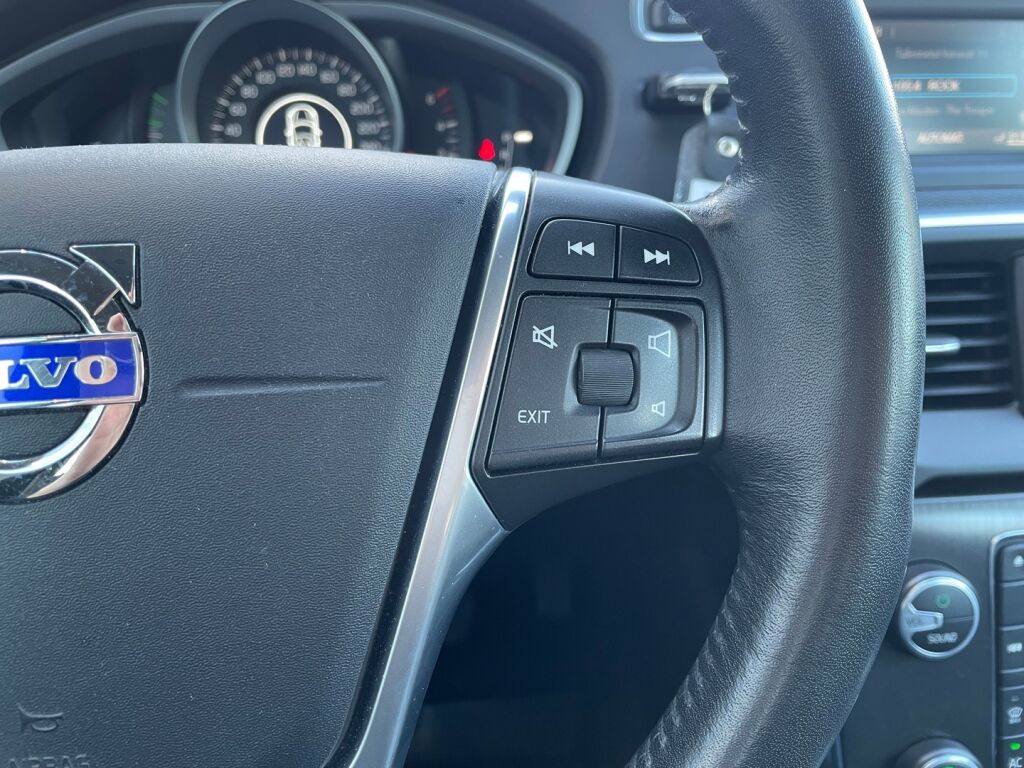 Volvo V40 2016 Musta