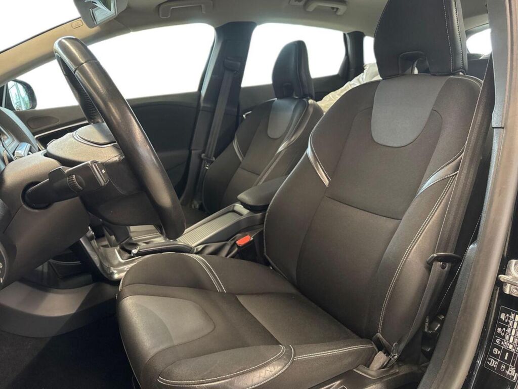 Volvo V40 2016 Musta