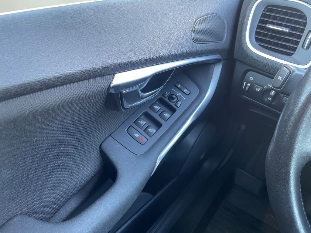 Volvo V40 2016 Musta