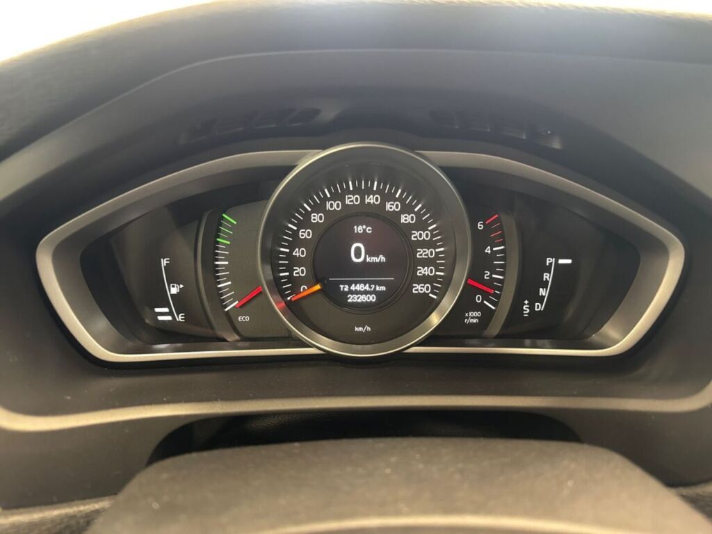 Volvo V40 2016 Musta