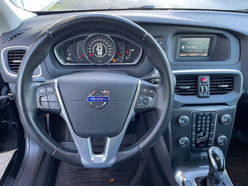 Volvo V40 2016 Musta