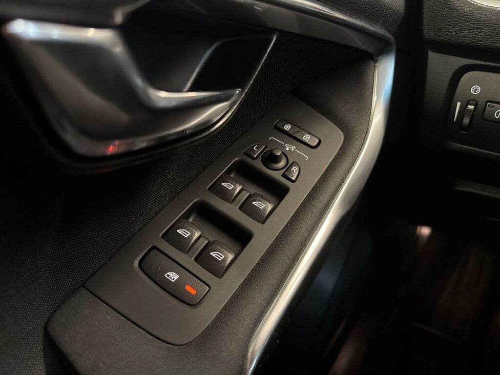 Volvo V40 2016 Musta