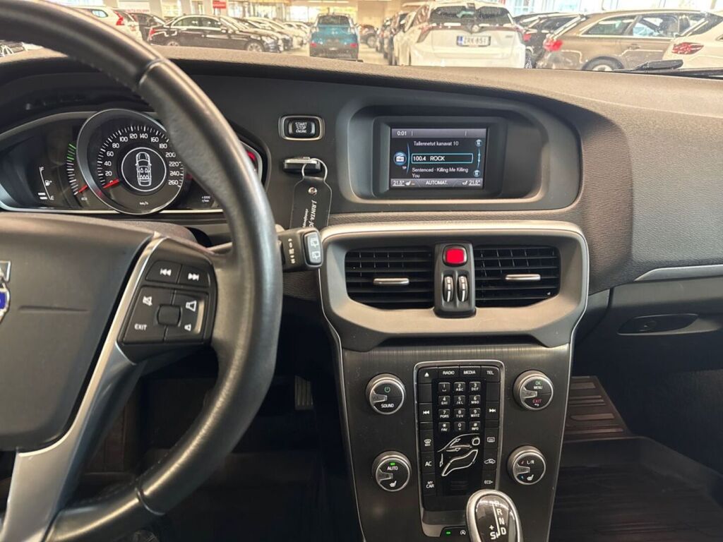 Volvo V40 2016 Musta