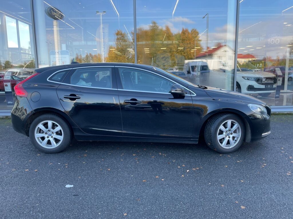 Volvo V40 2016 Musta