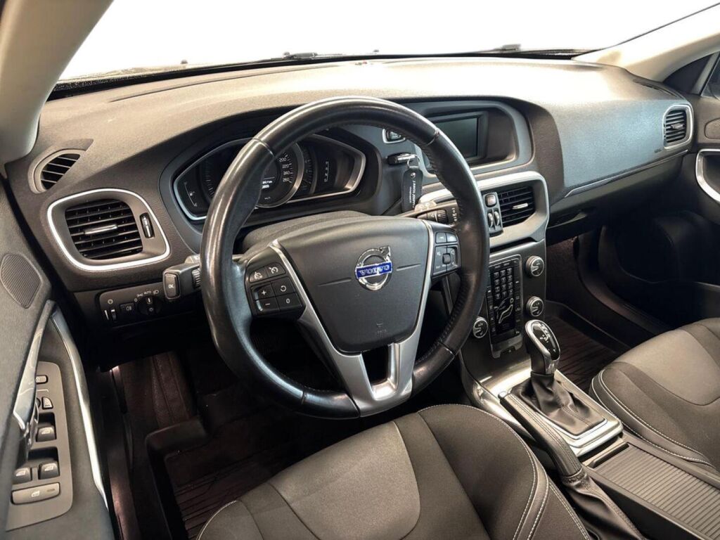 Volvo V40 2016 Musta