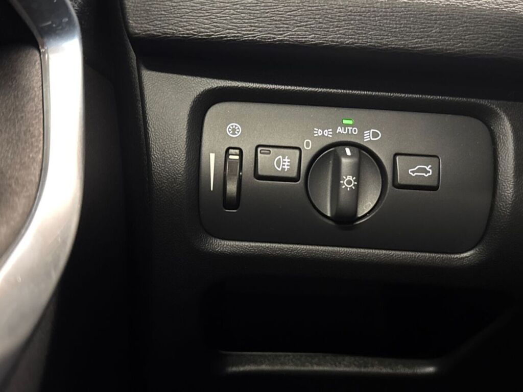 Volvo V40 2016 Musta