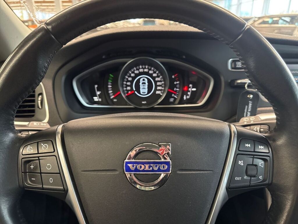 Volvo V40 2016 Musta