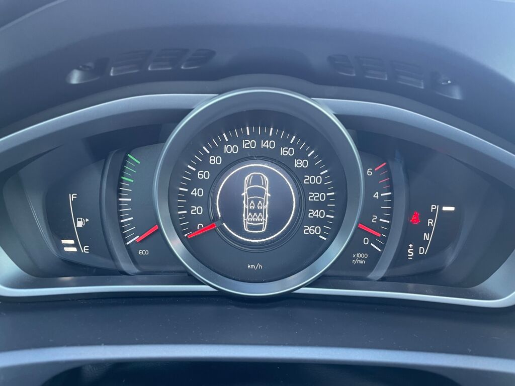 Volvo V40 2016 Musta