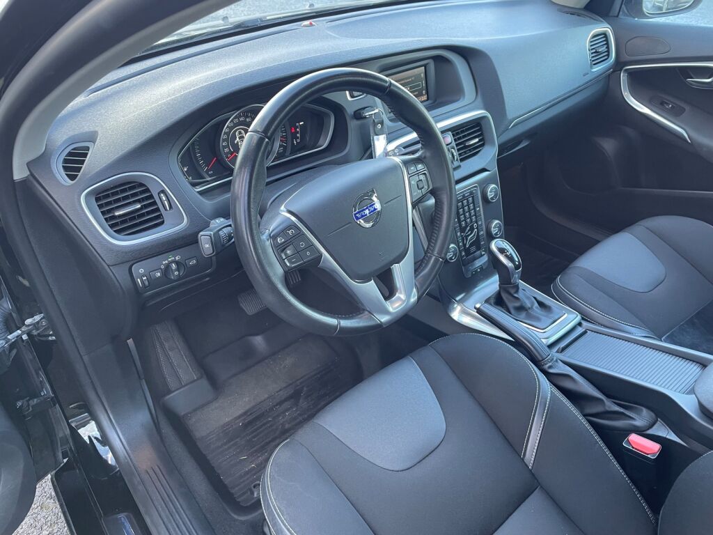 Volvo V40 2016 Musta
