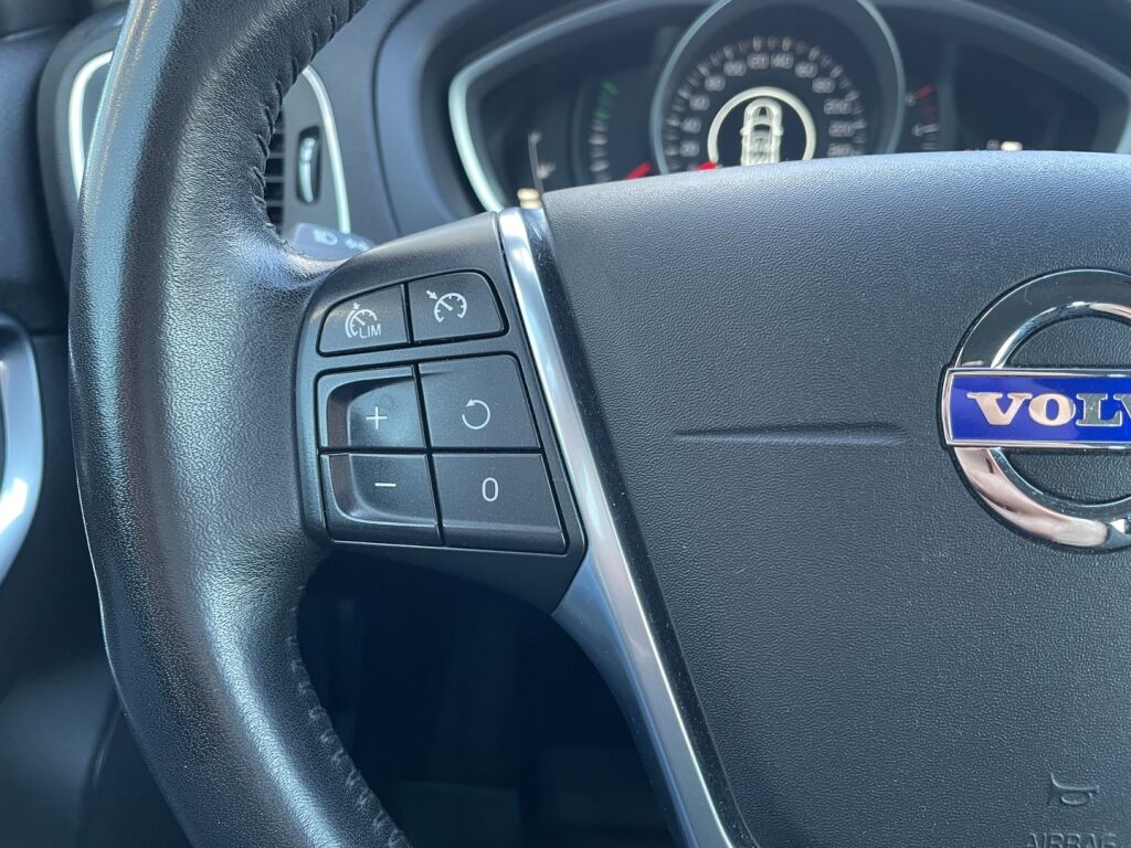 Volvo V40 2016 Musta