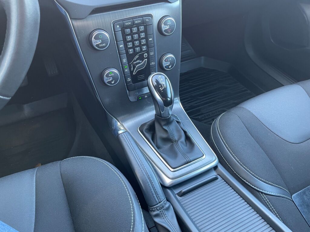 Volvo V40 2016 Musta