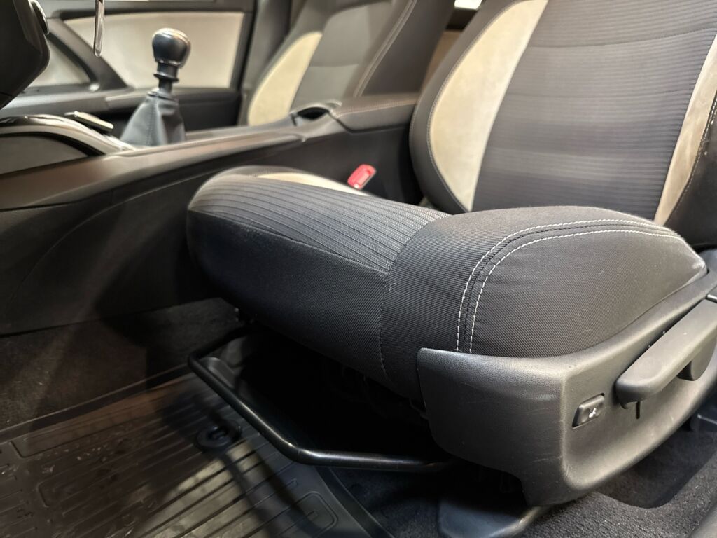 Toyota Avensis 2015 Ruskea (beige)