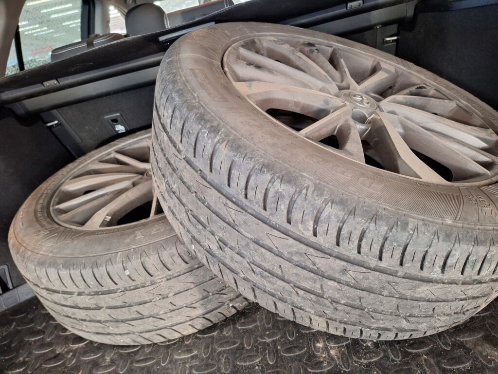 Toyota Avensis 2015 Ruskea (beige)