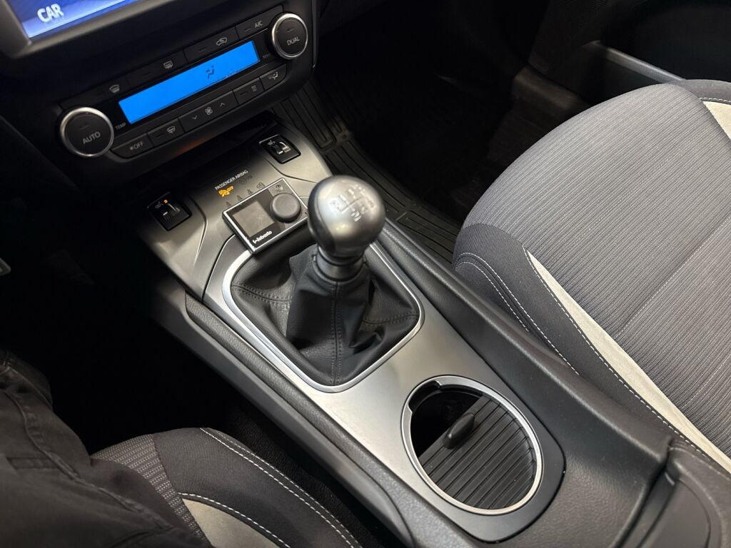 Toyota Avensis 2015 Ruskea (beige)