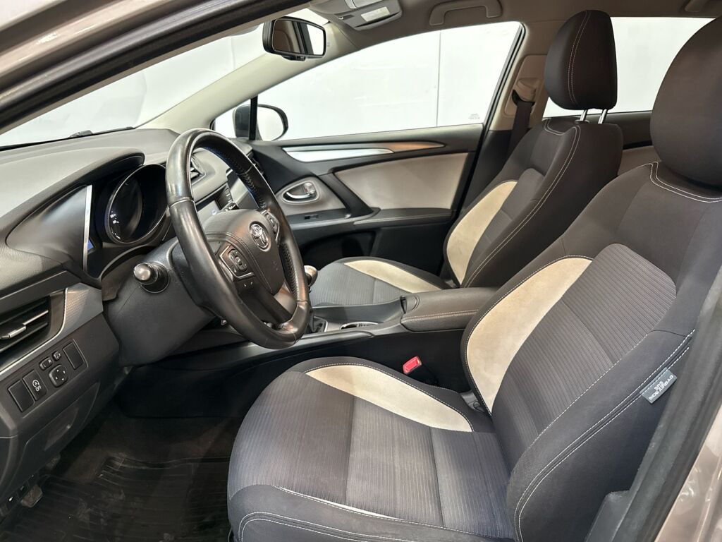 Toyota Avensis 2015 Ruskea (beige)