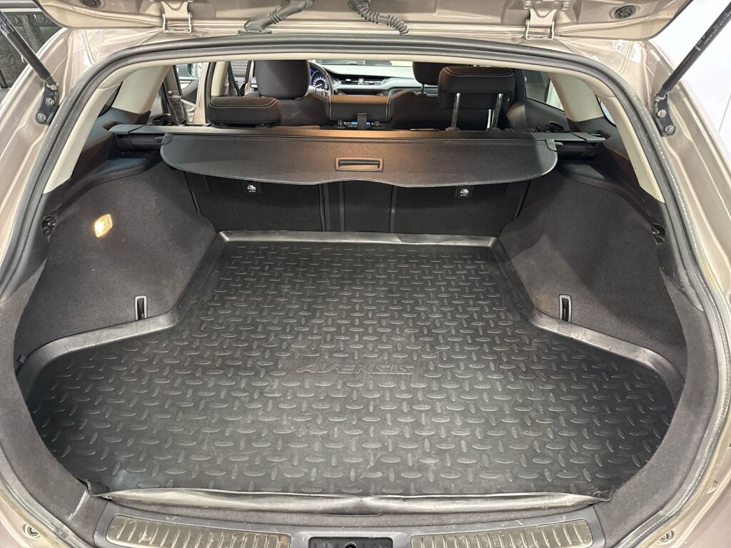 Toyota Avensis 2015 Ruskea (beige)