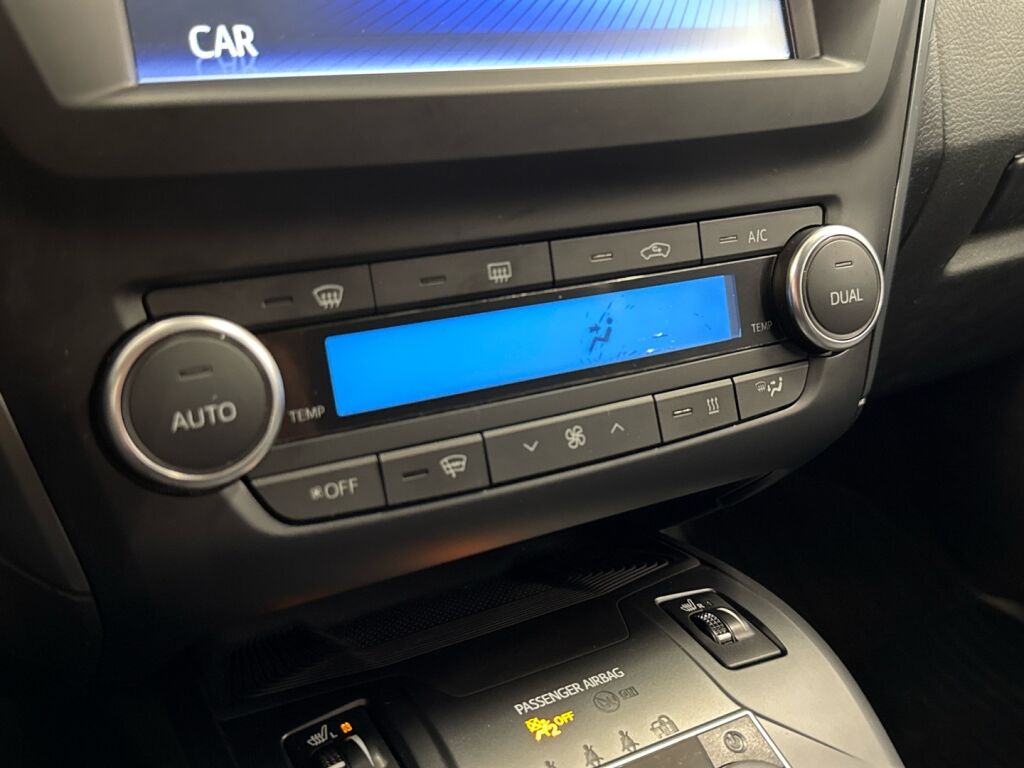 Toyota Avensis 2015 Ruskea (beige)