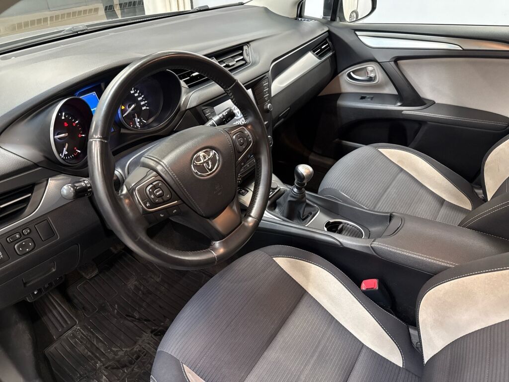 Toyota Avensis 2015 Ruskea (beige)