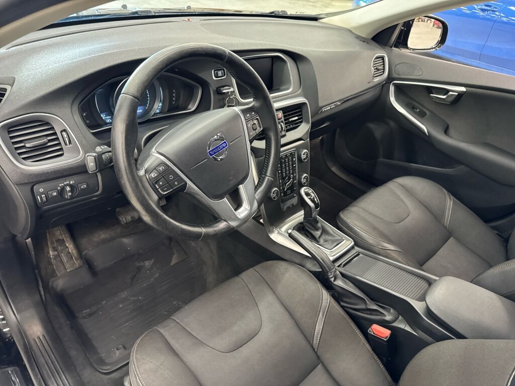 Volvo V40 Cross Country 2015 Musta