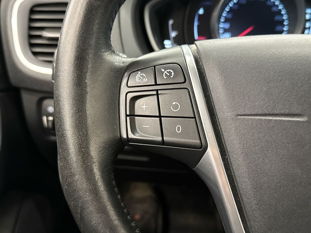 Volvo V40 Cross Country 2015 Musta