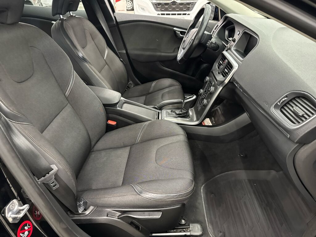 Volvo V40 Cross Country 2015 Musta