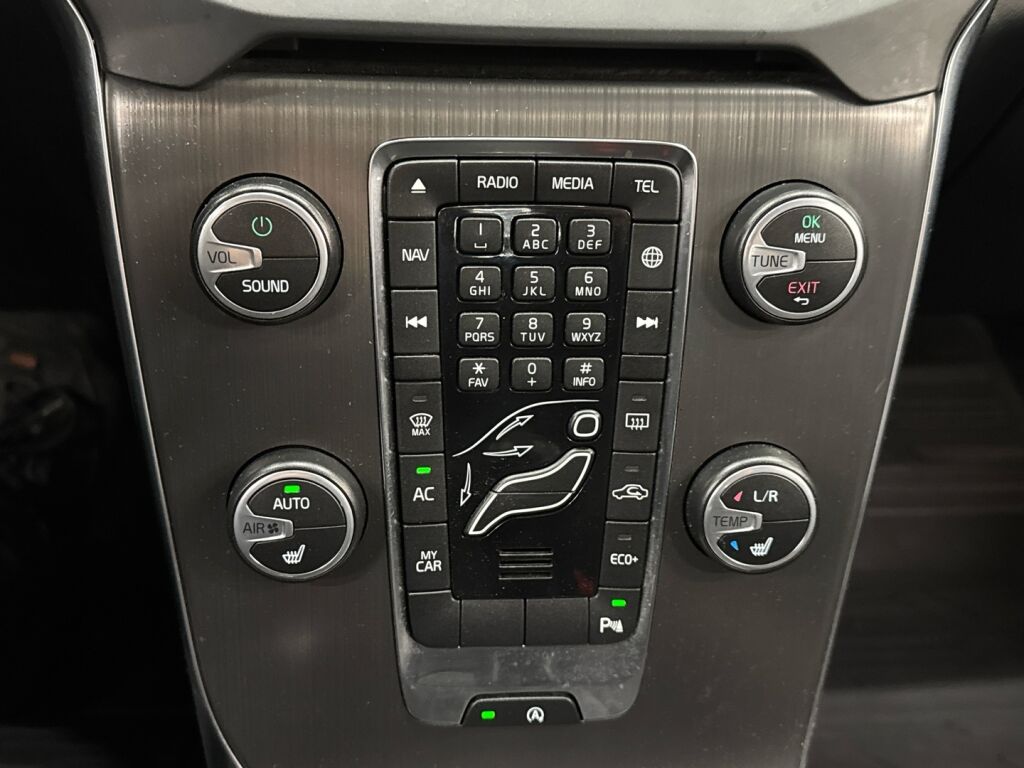 Volvo V40 Cross Country 2015 Musta