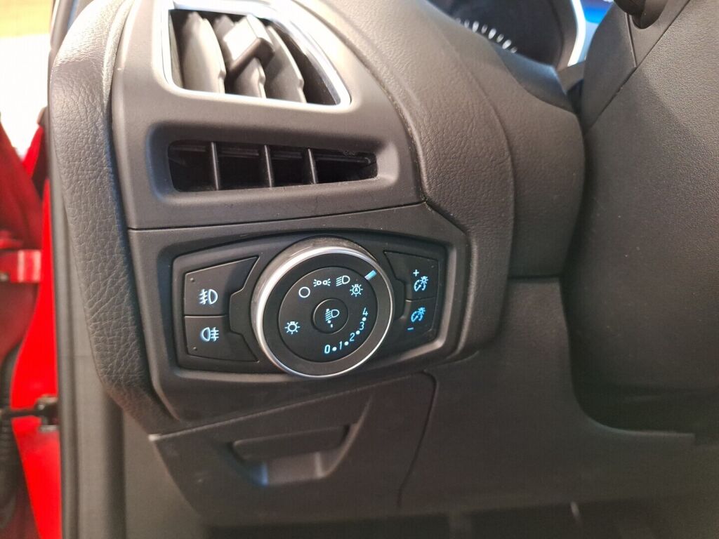 Ford Focus 2016 Punainen