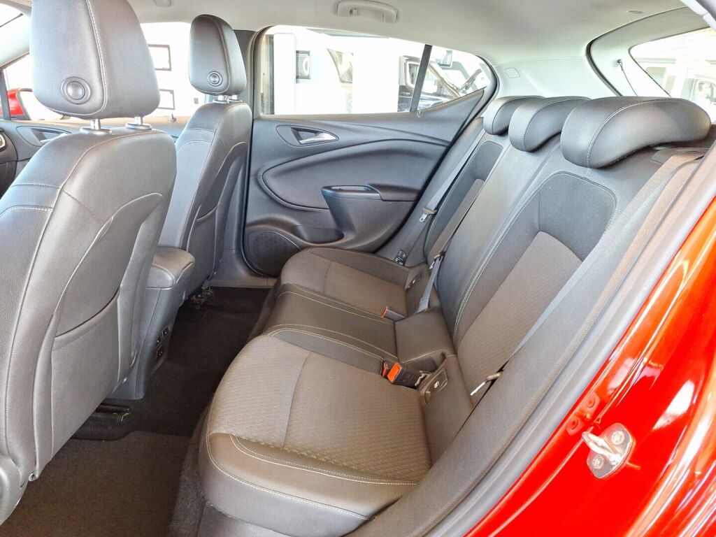 Opel Astra 2016 Punainen