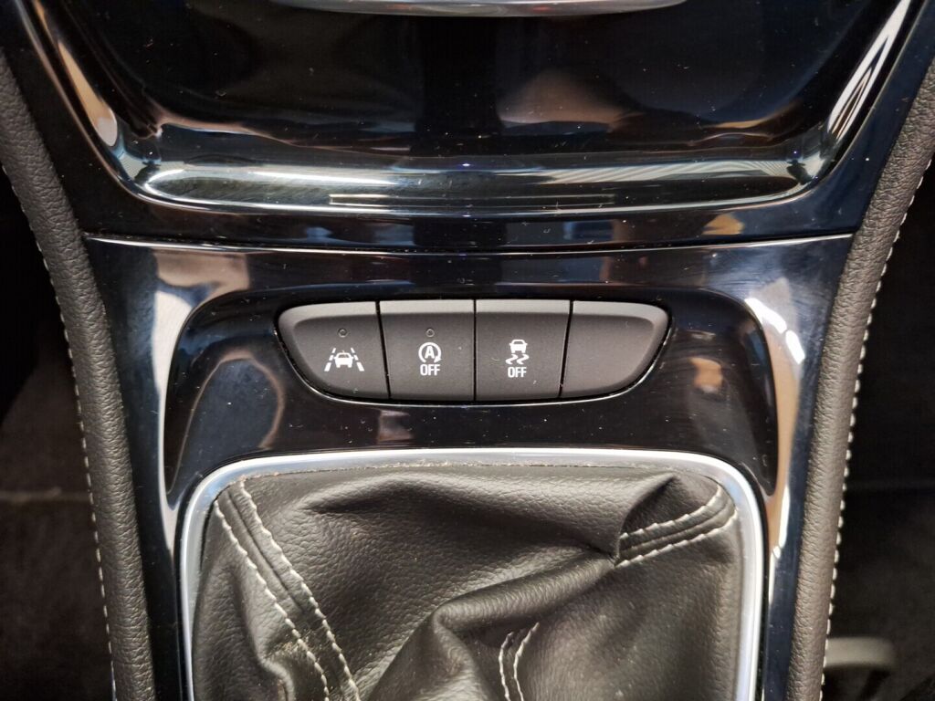 Opel Astra 2016 Punainen