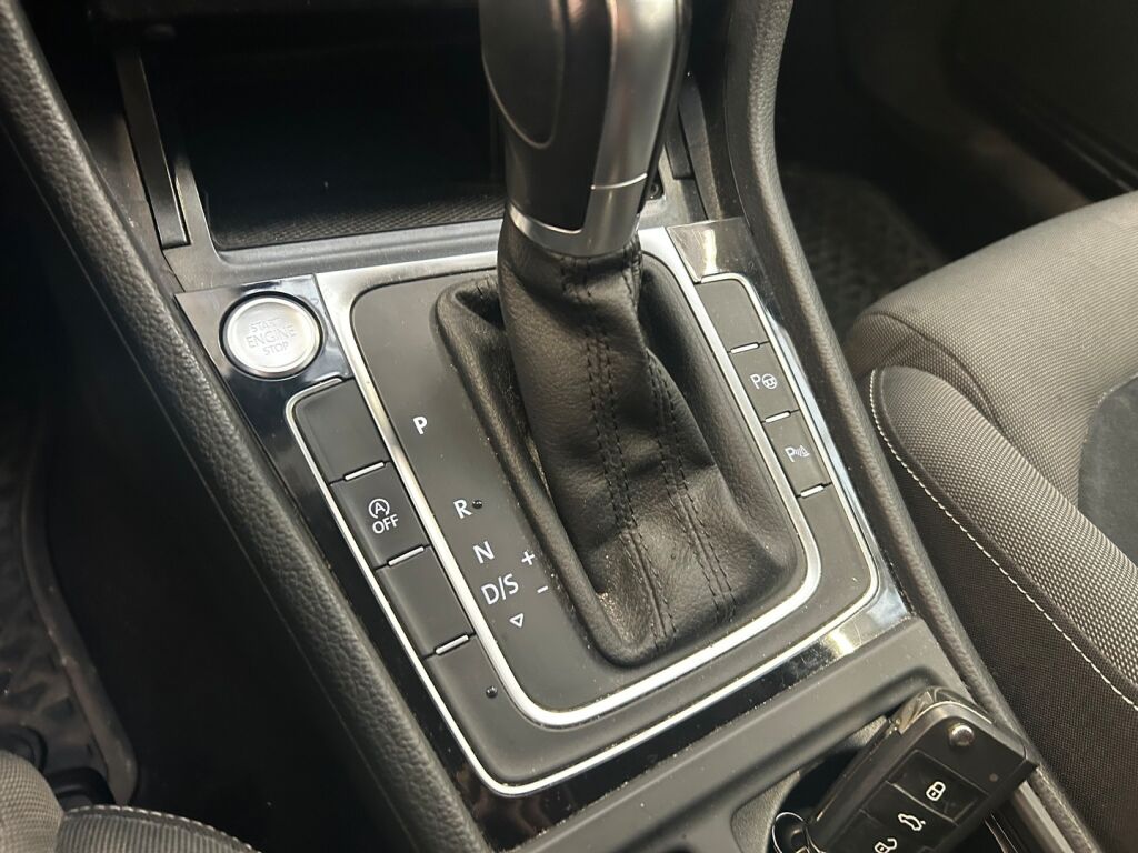 Volkswagen Golf 2016 Musta