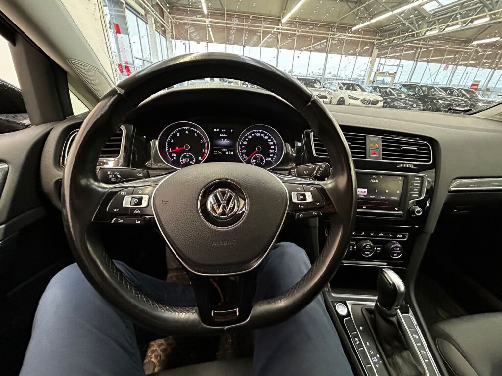 Volkswagen Golf 2016 Musta