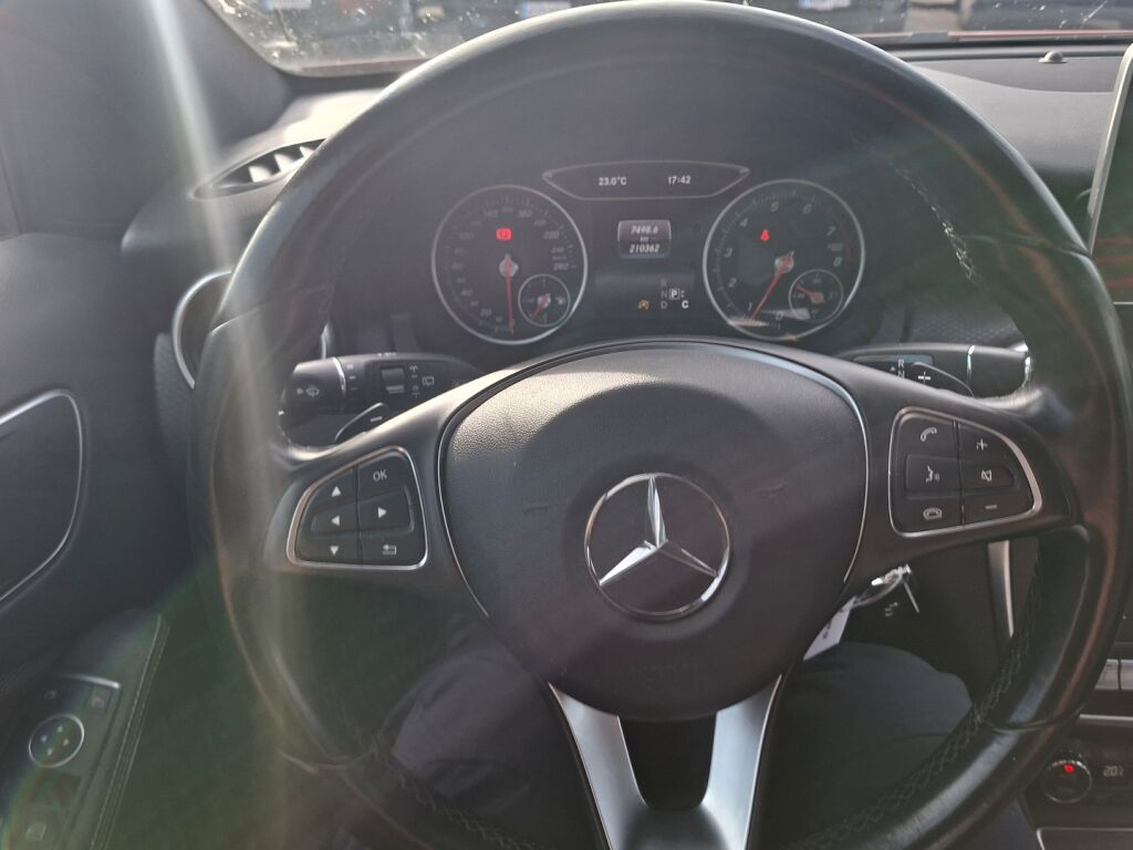 Mercedes-Benz A 2016 Punainen