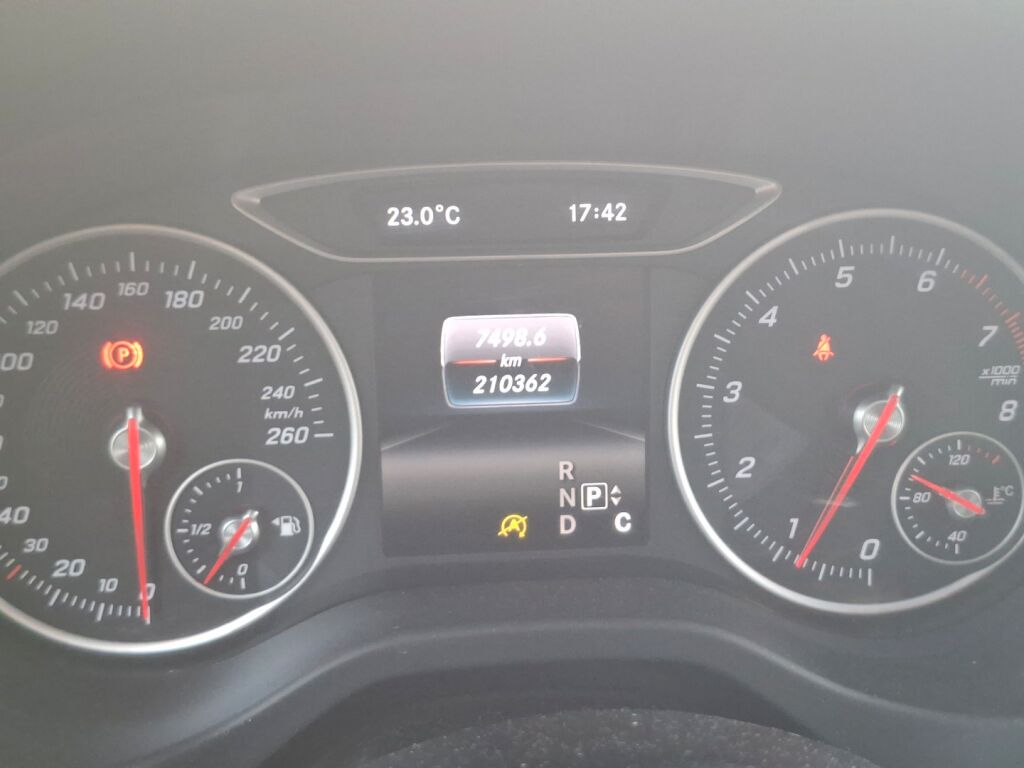 Mercedes-Benz A 2016 Punainen