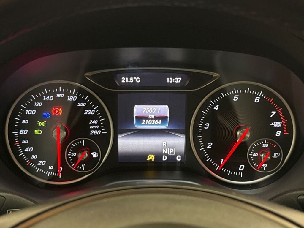 Mercedes-Benz A 2016 Punainen